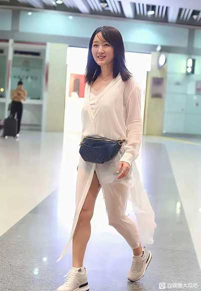 杨钰莹机场穿搭有点看不懂我瞅她这身造型，腰包款式挺老气，整体搭配有点违和，难道是