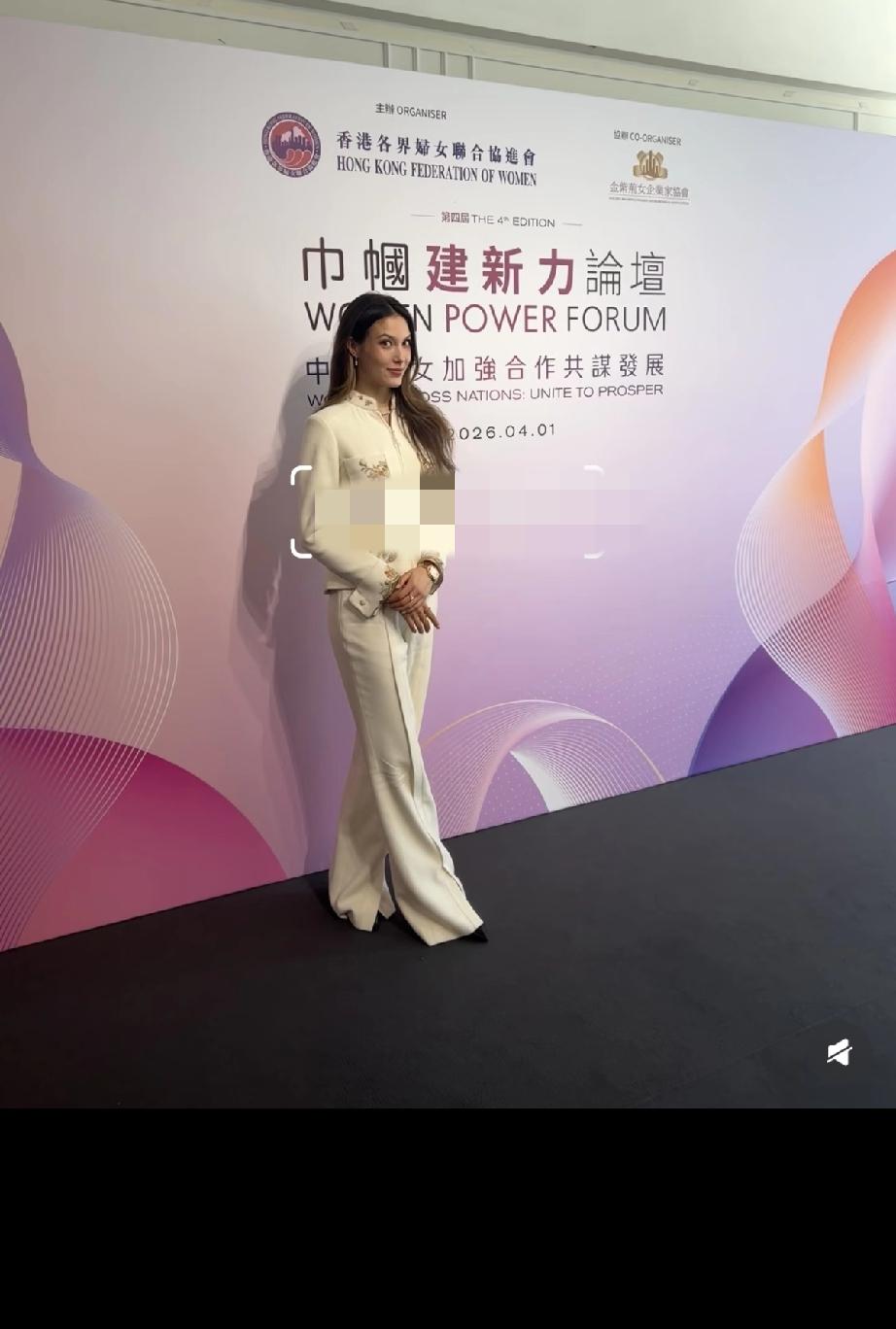 4月1日，谷爱凌现身中国香港某论坛演讲，最近没好好训练的她，明显身材发福了，大腿