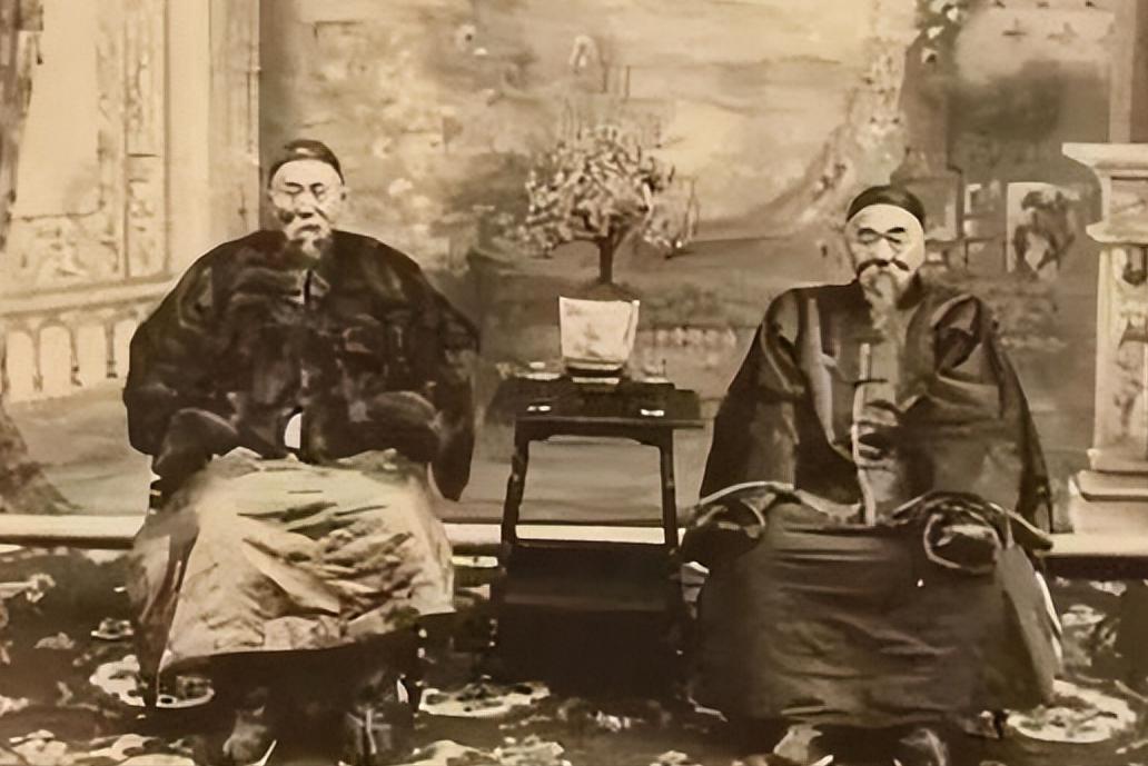 1864年，曾国藩正值权势巅峰，却被一种怪病折磨得彻夜难眠。他不喊疼、不请辞，但