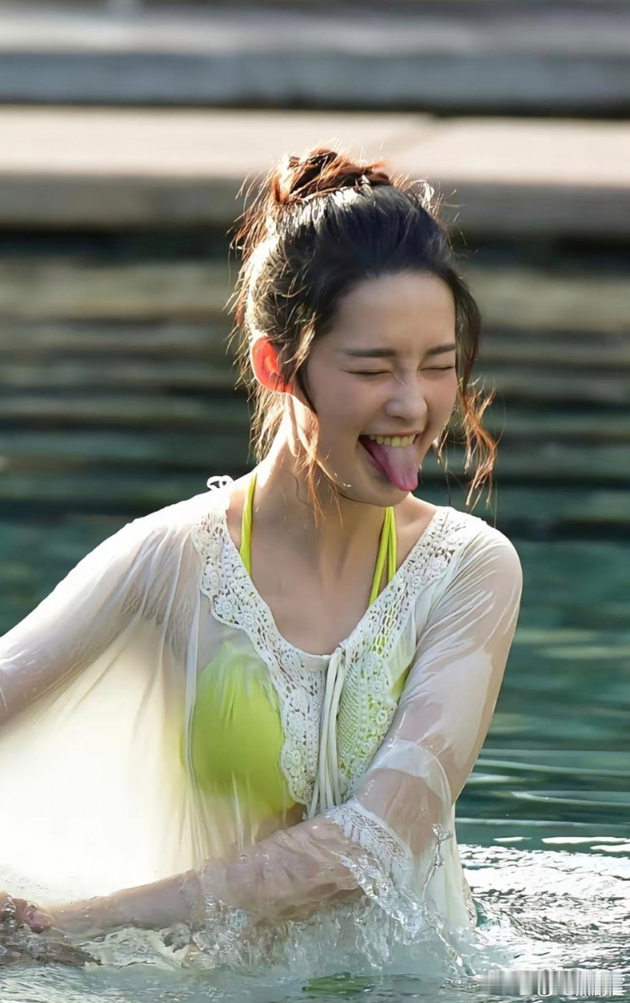 伸舌头的李沁太可爱了