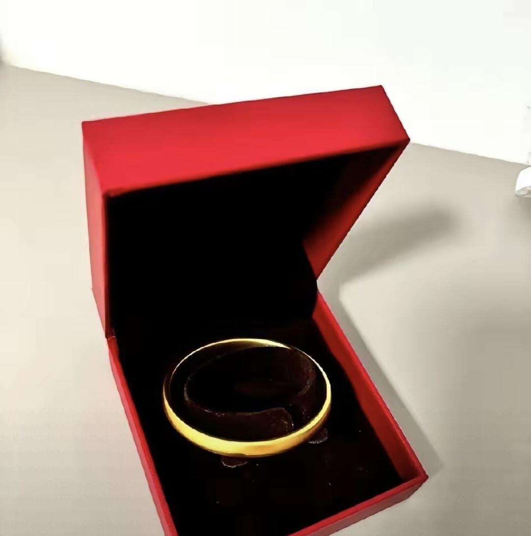 大姑姐花三万给婆婆买了个金镯，当场给婆婆戴上时全家人鼓掌。哪知婆婆当众说这镯子是