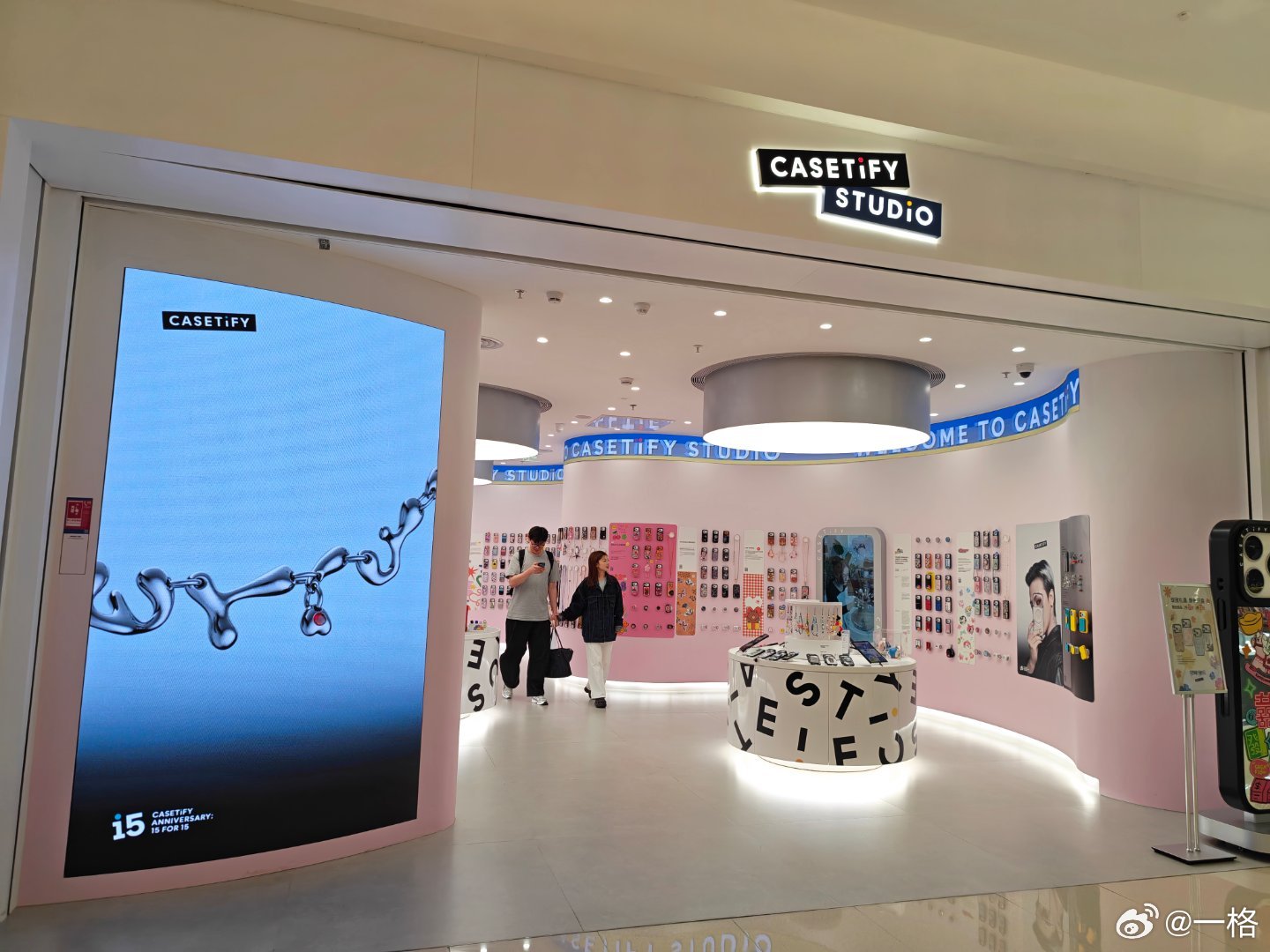 手机壳能卖成精品店的样子，开到万象城里确实有点东西。