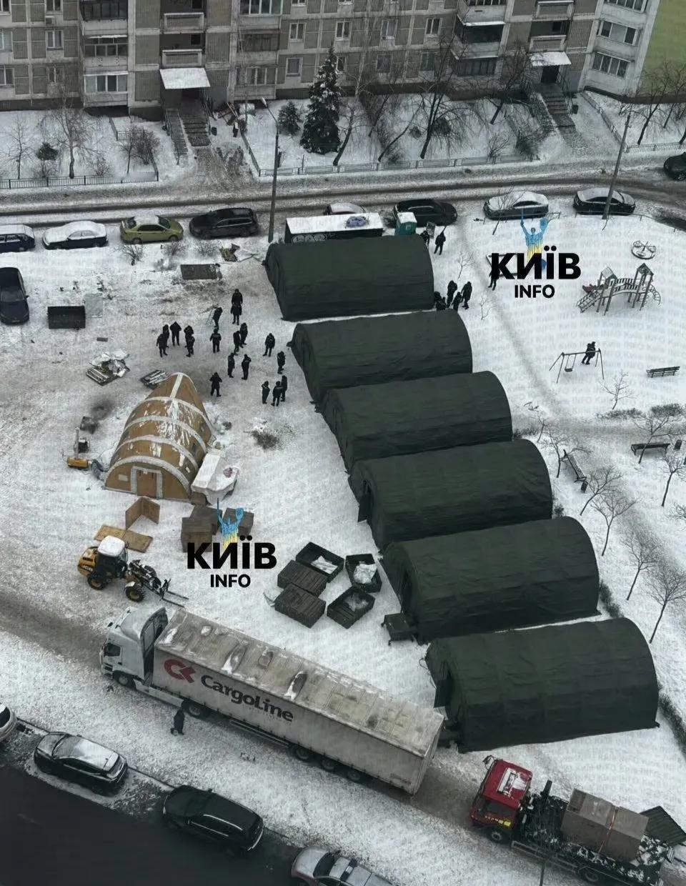 【基辅直面冰窟困境】图片中，乌克兰首都基辅正着手搭建帐篷以供居民过夜。由于俄军