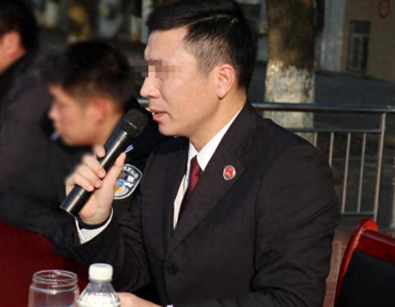 2001年，四川一检察官为了离婚，带着美貌情人回家招摇以此刺激妻子，没想到6