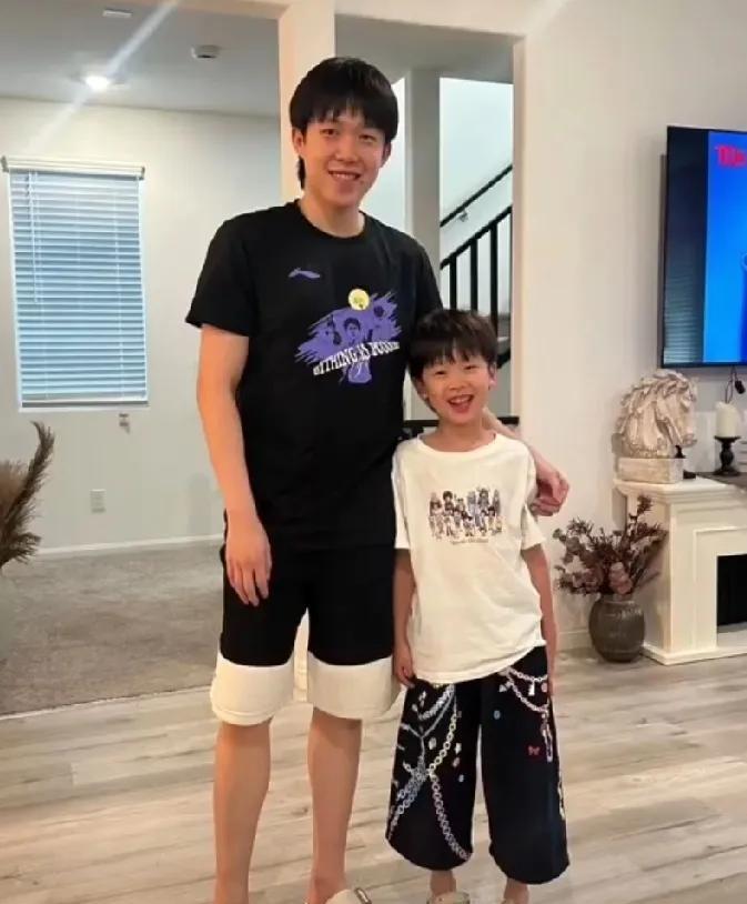 梁靖崑儿子晒出与王楚钦合照！这真是比叔叔还亲的叔叔呢！照片中王楚钦搂着梁靖崑儿子