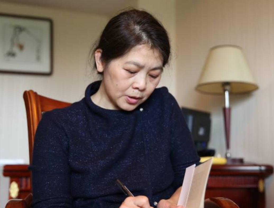 一次，倪萍问董宇辉：“你帮迟子建卖了150万本书，是她的贵人，她感谢你了吧？”董