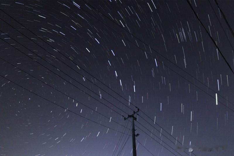 水瓶座容易对这几个星座感兴趣。首先是天蝎座，二者性格和思维差异大，却成了相互吸