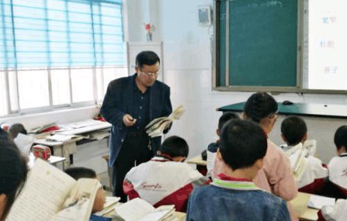 邻居家大哥，毕业后去镇里中学当老师，教学成绩很好，三年后第一批公务员面向社会招考