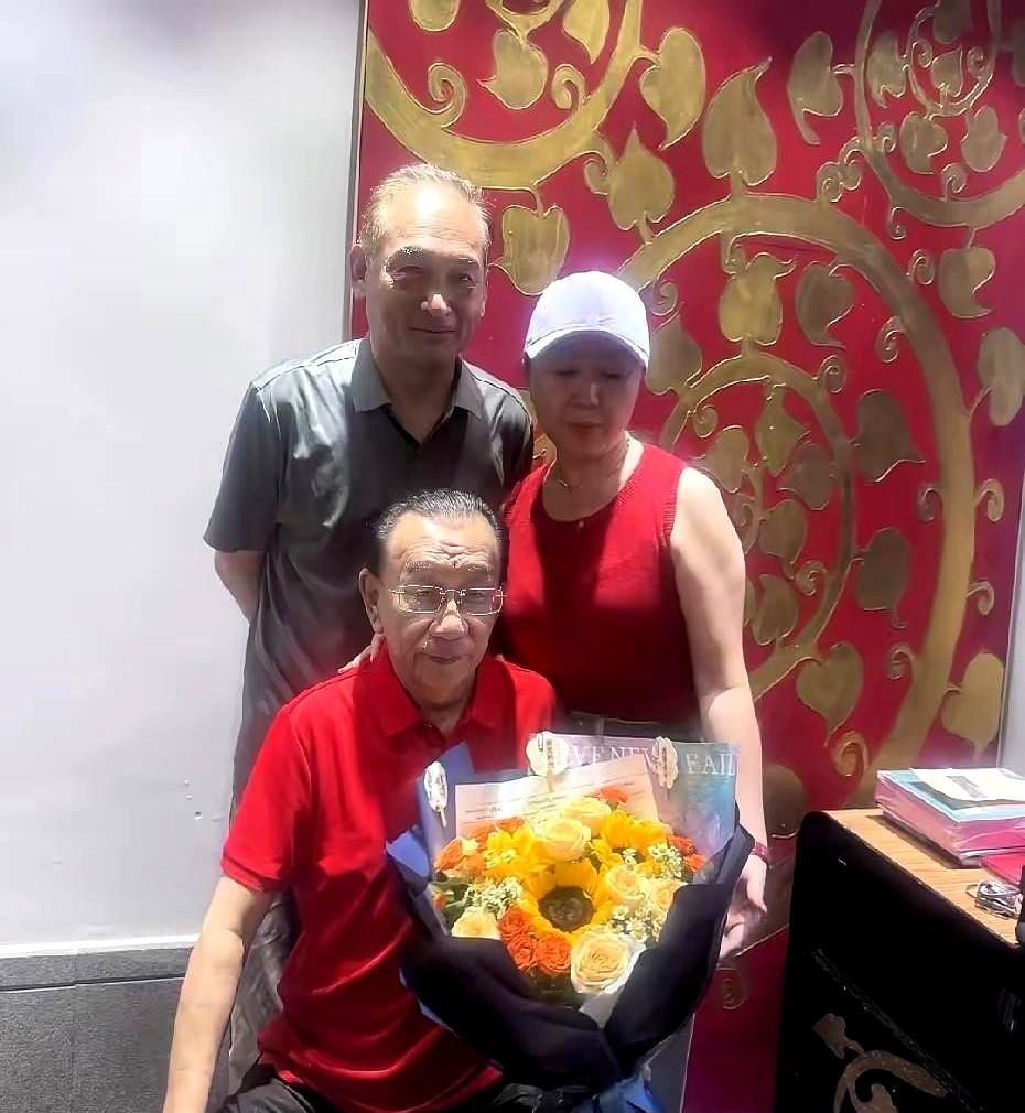 谢雷推门进工作室那刻，师徒俩没说话，镜头先笑了。黑牙不骂了，师父不躲了。视频