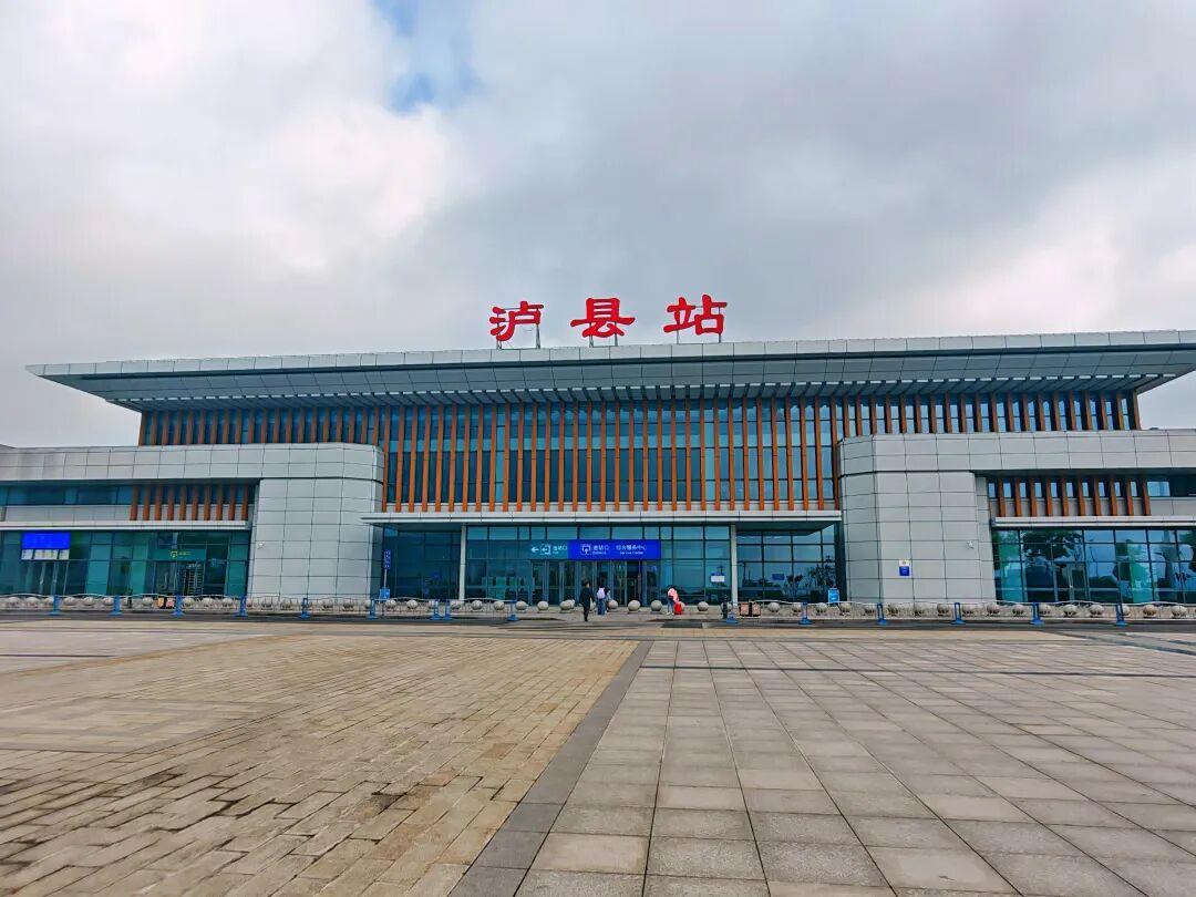 泸县高铁砍班涨价，让人深思县域民生该不该为流量让路？成都直达泸州城区，日常稳