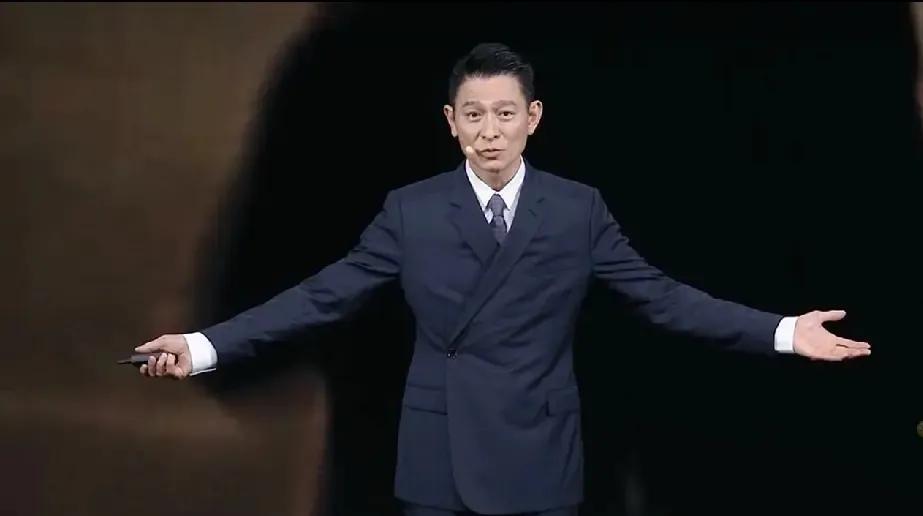 苏有朋，输的彻底！万万没想到啊，刘德华是错位西装，苏有朋是西装错位，苏的尺码要