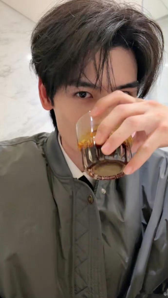 谁教黄俊捷在咖啡里放辣椒的黄俊捷是搭配鬼才？直播给咖啡加辣椒和胡椒粉，先坑粉丝