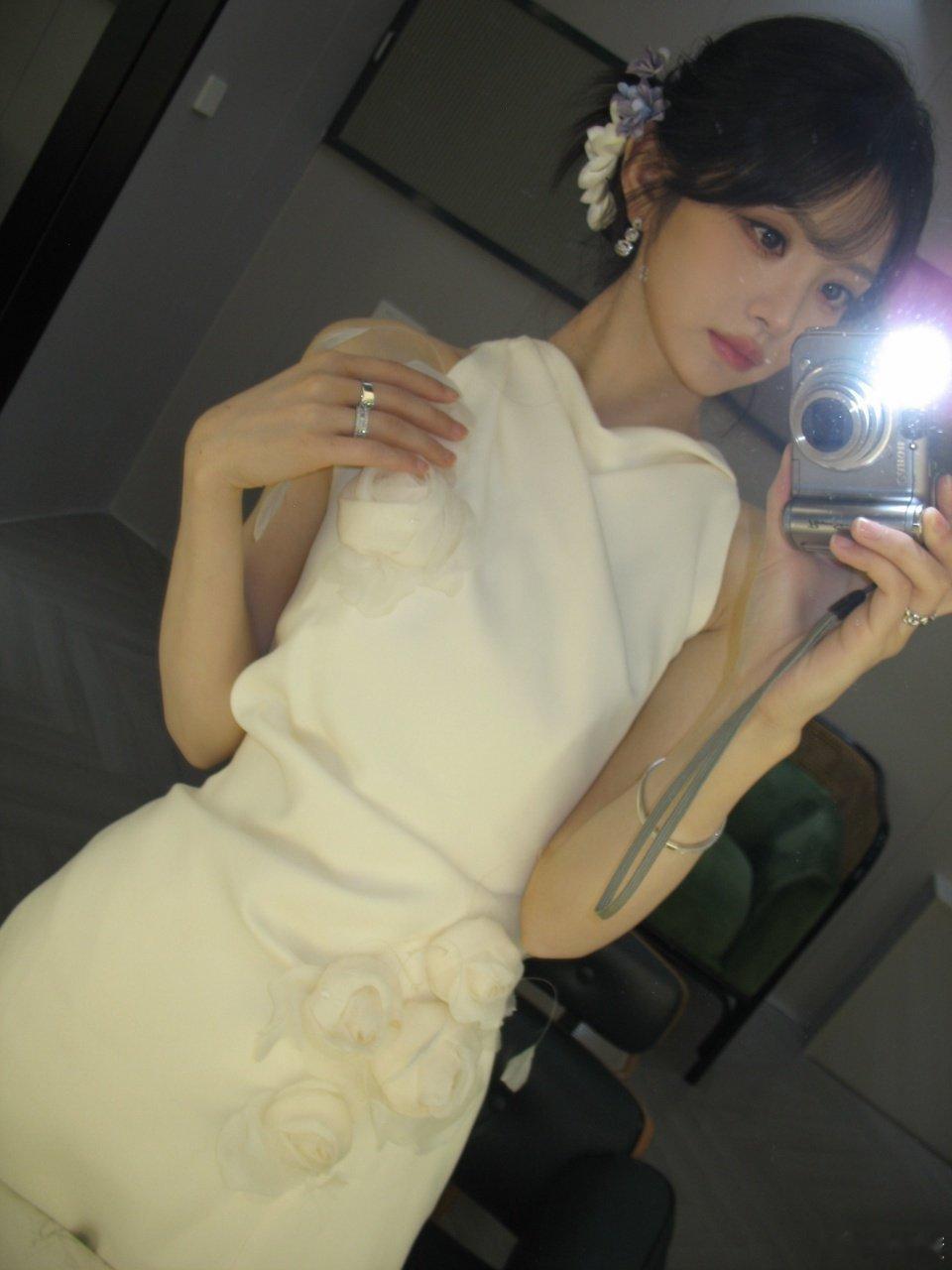 田曦薇晒怼脸照田曦薇白裙九宫格田曦薇白裙九宫格真的好好看啊