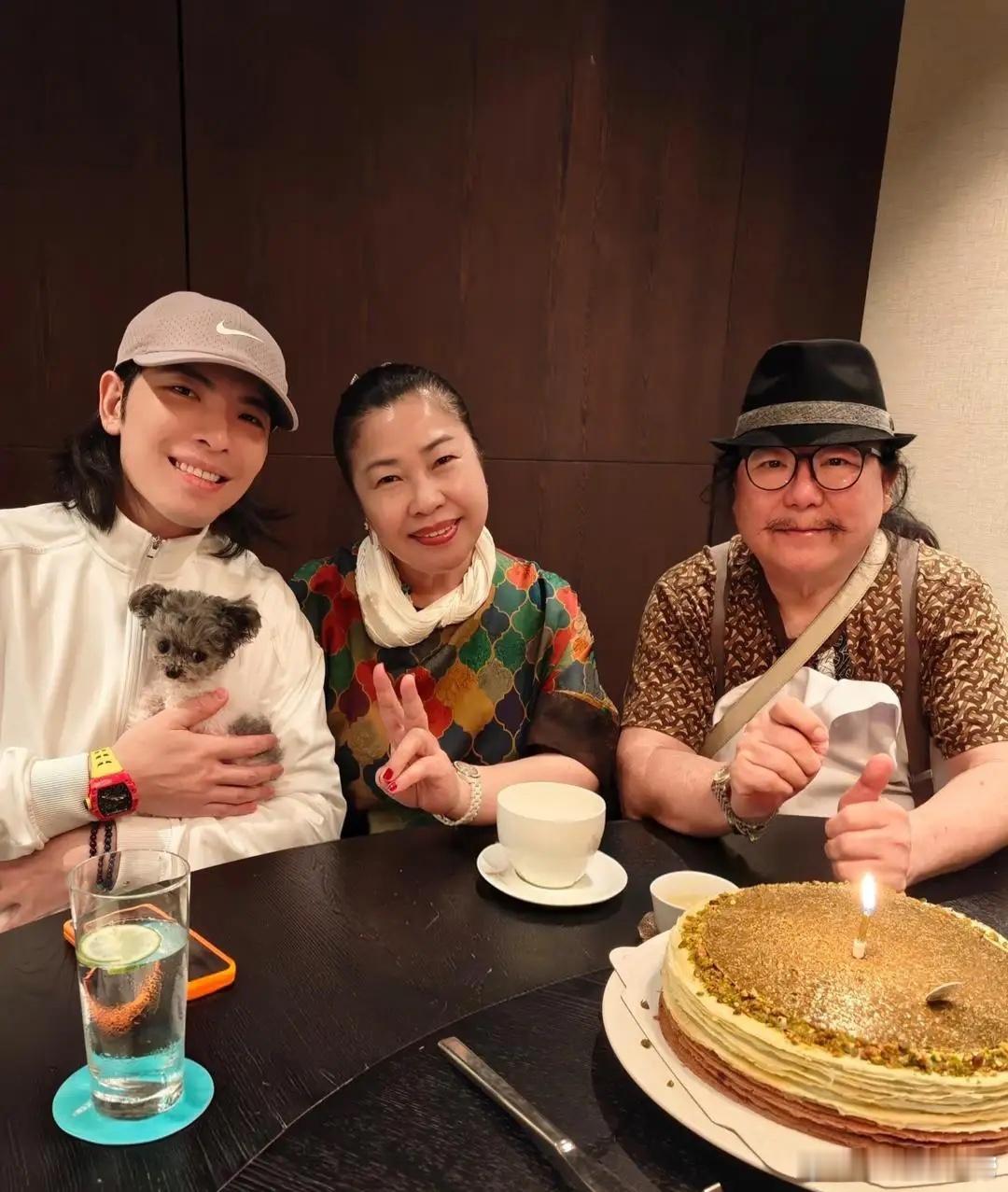 萧敬腾和父母一起庆祝母亲节，一家人团聚到餐厅吃大餐，他给父母每人发了一个大红包，