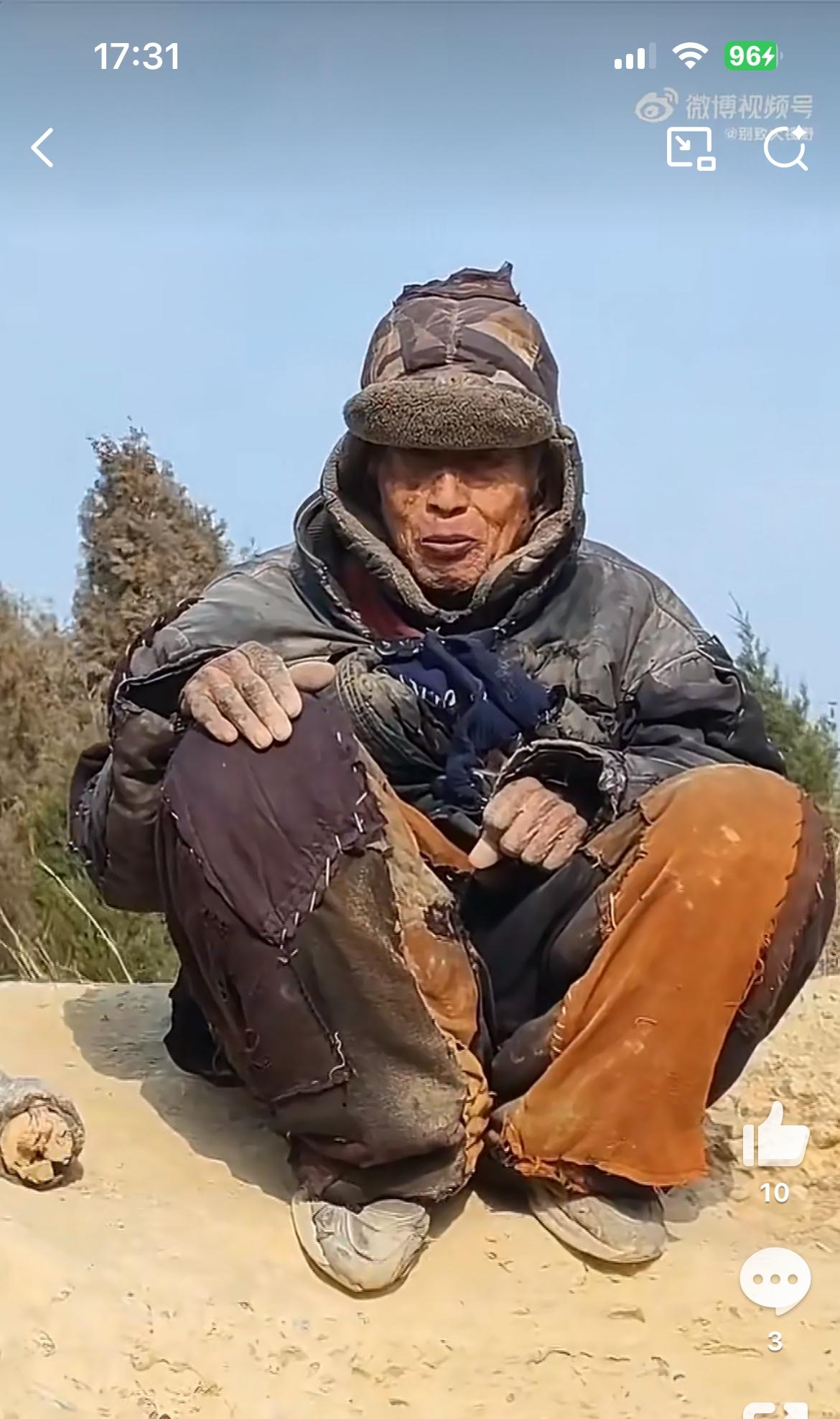 河南鹤壁网友偶遇农村孤寡老人的石头屋，没水没电没电器，用家徒四壁、一贫如洗来形容