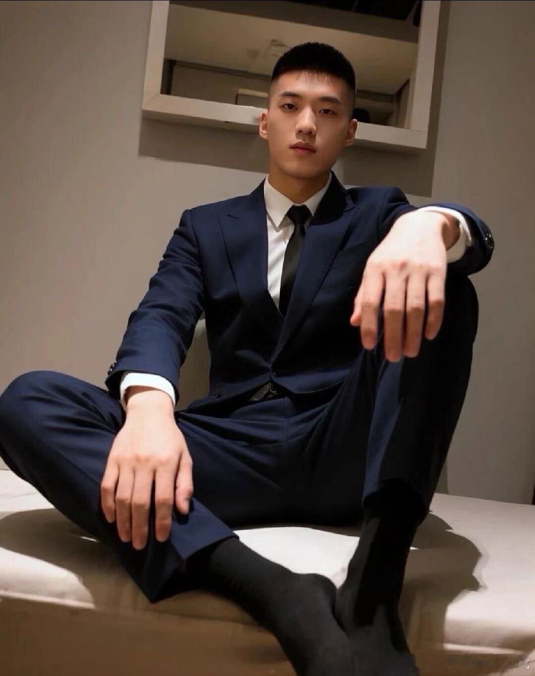 家里家外时尚穿搭灵感黑色是一种保护色更是穿出男人的自信黑色穿搭灵感居家有居家的