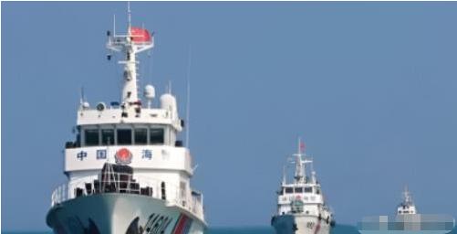 整整34小时！三艘台船围住大陆一艘海警船，以为吨位多就能壮胆。结果呢？一艘两千吨