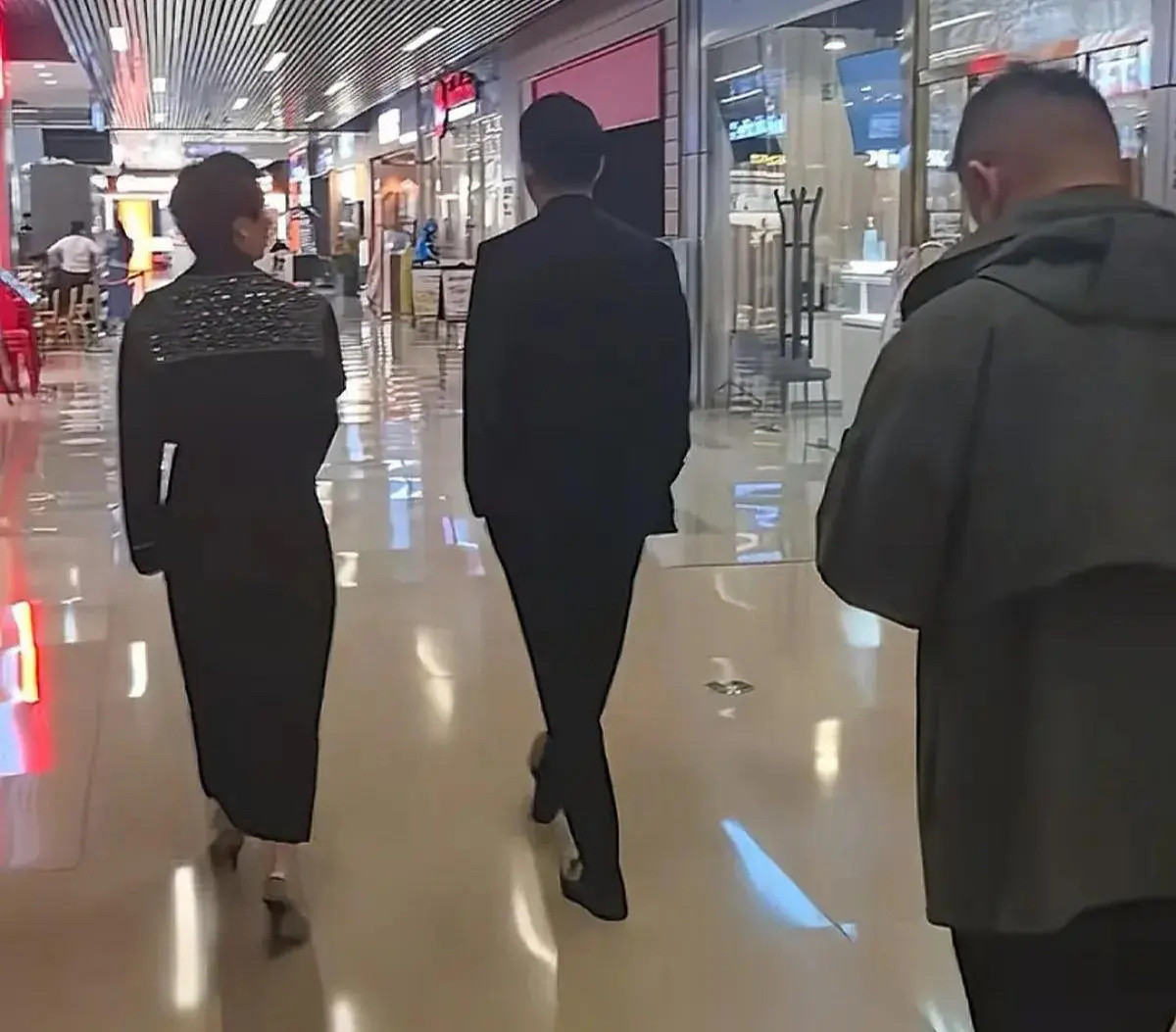 汪小菲越过越好，又换大办公室了！S妈冷漠回应孩子上学问题！近日，关于汪小菲俩孩子