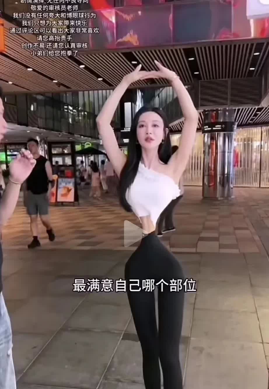 现在的女人这么不要脸吗简直毁三观啊一男子街上采访一位奇葩女人她身上最