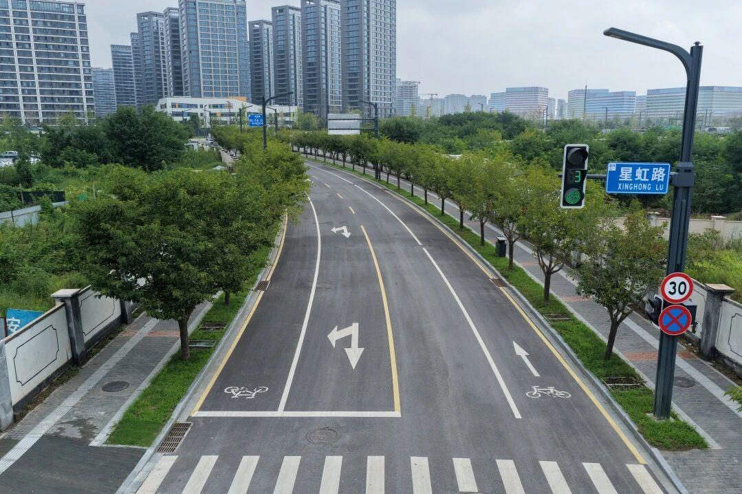 8月7日，西安城市客厅一标规划六路、规划二十二路、规划二十三路顺利通过竣工验收，