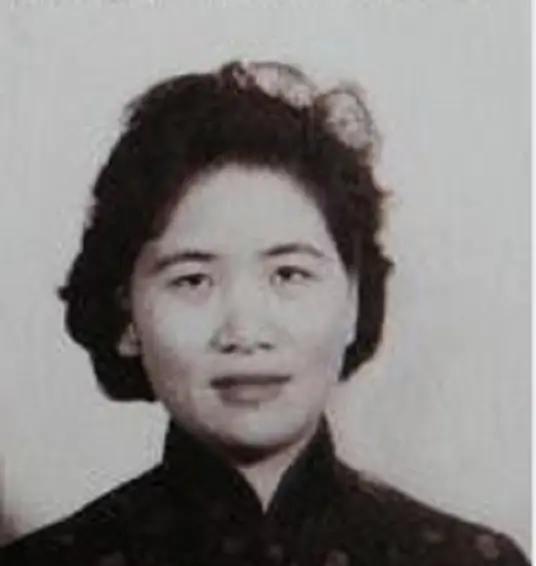 1975年，台湾首富的妻子杨娇，因为无法忍受丈夫出轨，果断放弃豪门生活，带着30
