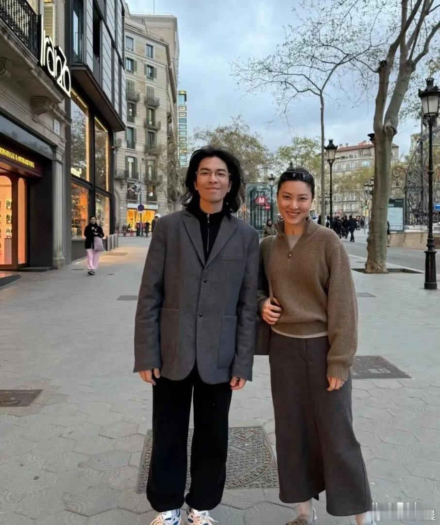 39岁萧敬腾和妻子林有慧现身巴塞罗那街头，留着一头长发纯素颜出镜，身形十分清瘦，