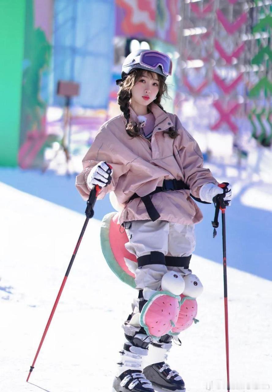 #虞书欣##虞书欣滑雪场随拍#白雪配少女，是雪地里闪闪发光的虞书欣✨​