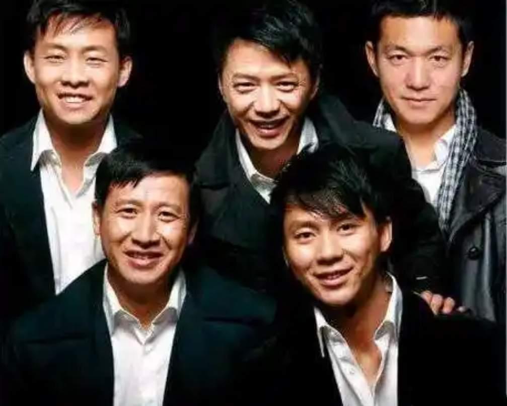 这五位明星同框照你们认识吗？我只认识其中两位，分别是张国强，李晨，其他三位分