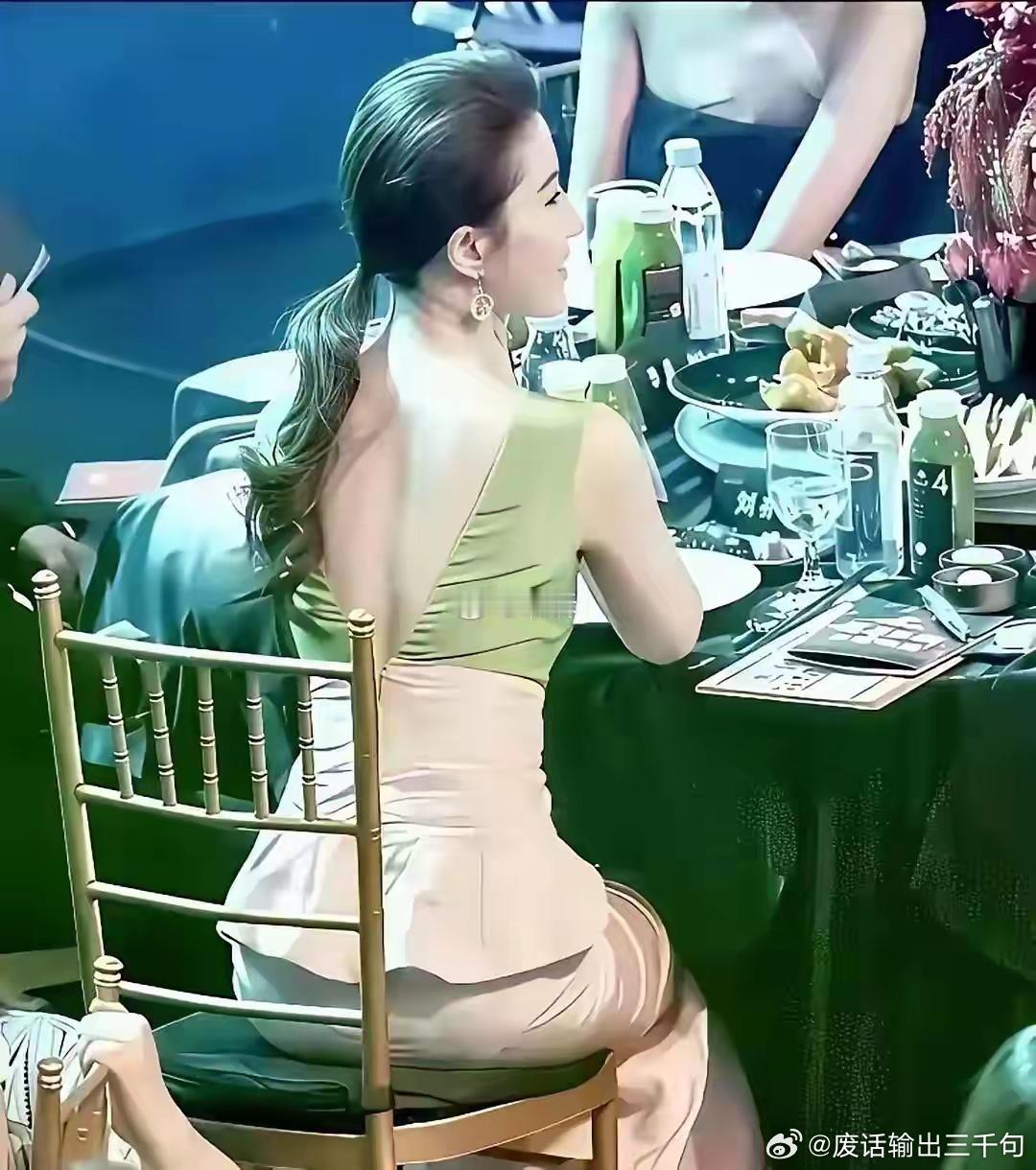 刘亦菲被曝用15万全头假发，每三个月换一次，一针接发1万2，全年维护上百万。拍《