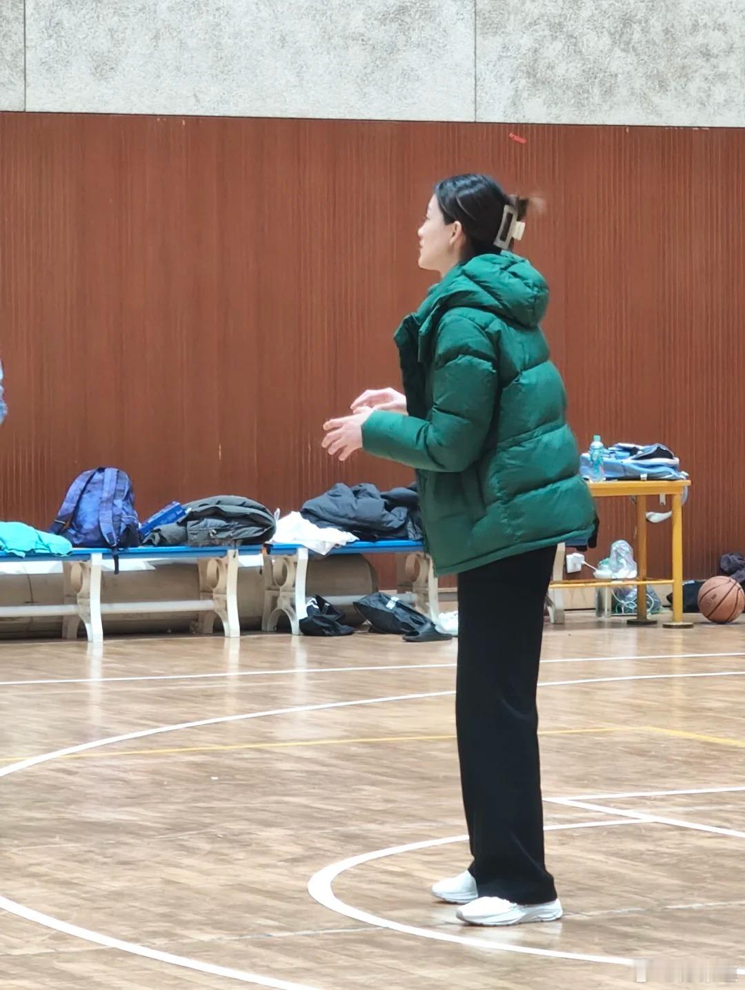 刁琳宇江苏女排小伙伴在南京农业大学“偶遇”刁老师，亲眼目睹后给出五星好评--美瘦