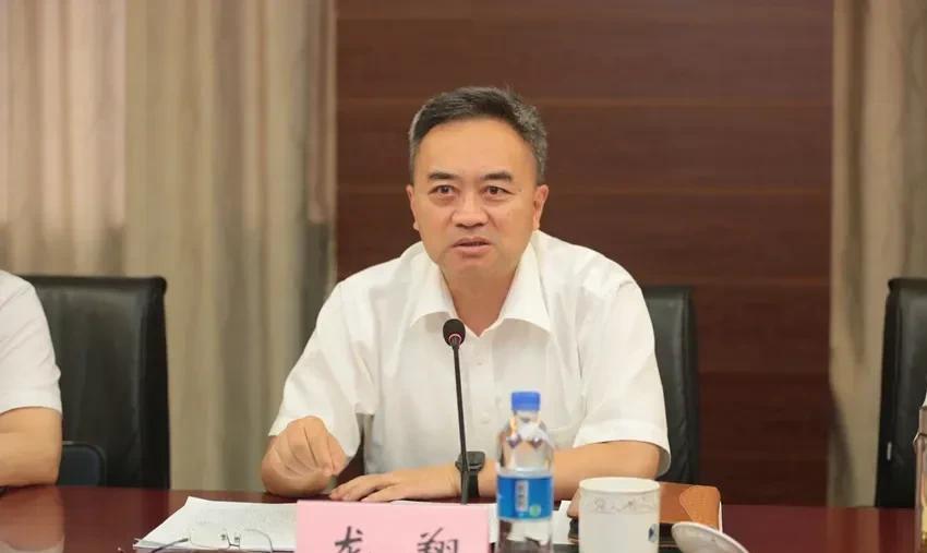 三名严重违纪违法官员的省人大代表身份被解除，为后面三人接受司法审判铺平道路。