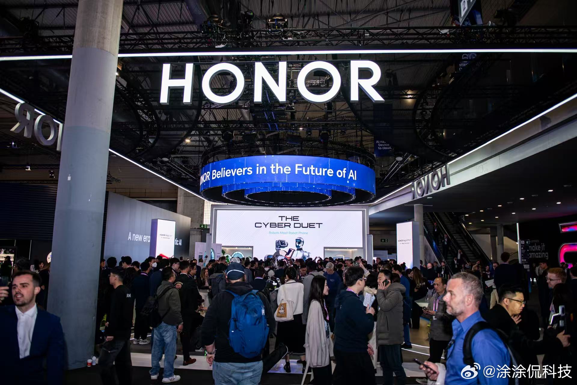 现场热度爆表，荣耀展台前排排都是掏手机录的视频，RobotPhone那块能动的