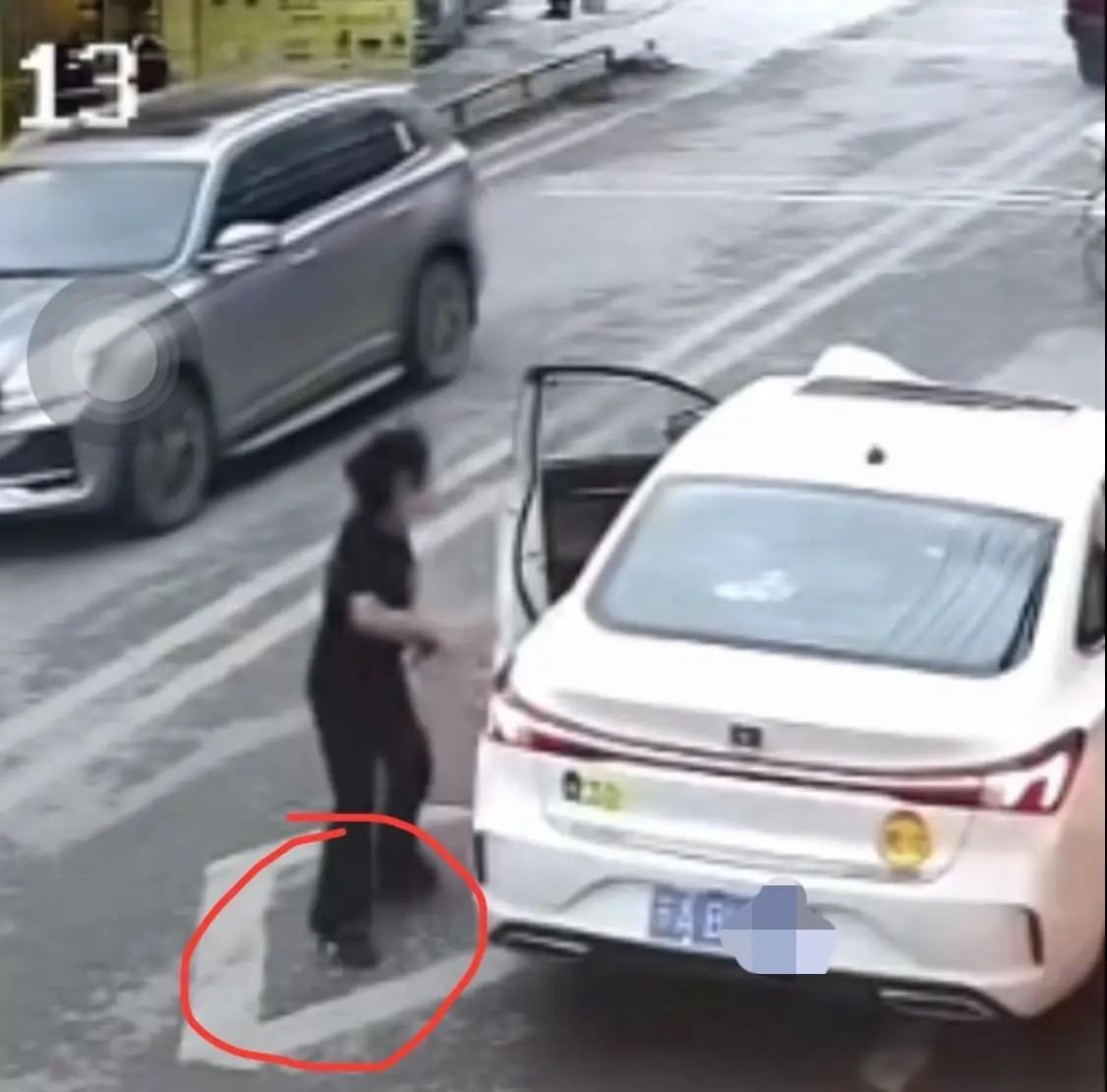 致5死8伤的熊女士连续冲撞多人后，在一家金饰店门口才停下车子，全程她都十分淡定！