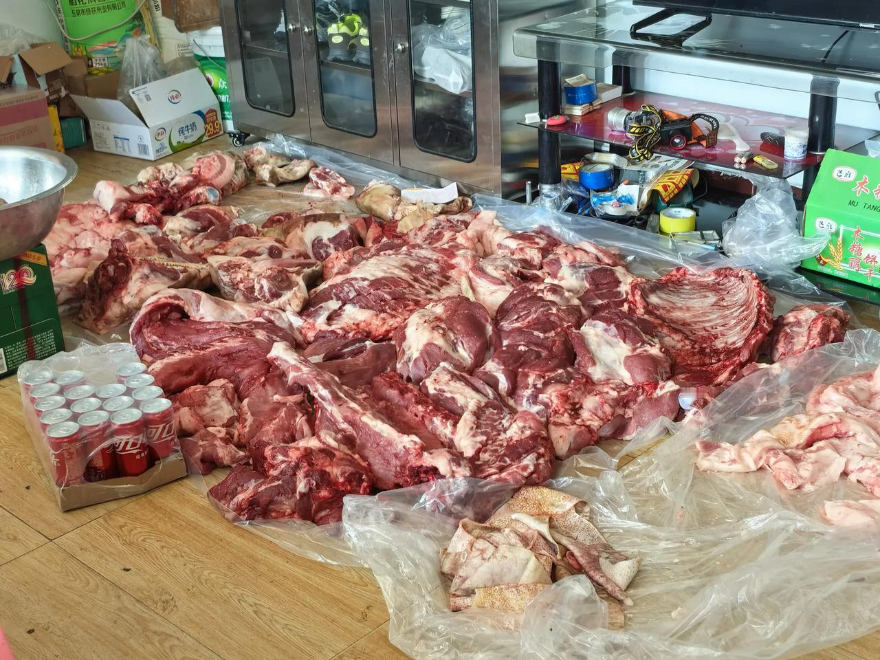昨天我二姐家杀猪，让我去吃猪肉。昨天早上，我外甥一家人，从大连三十里堡开车到金