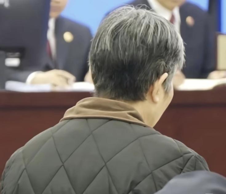 刷到方城英才学校火灾案的一审结果，盯着班主任贾霞6年的刑期，心里堵得慌——她只是