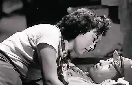 抗战时期，一抗日英雄牺牲不久，他的妻子就主动跟了一个日本军官，不仅如此，她还把1