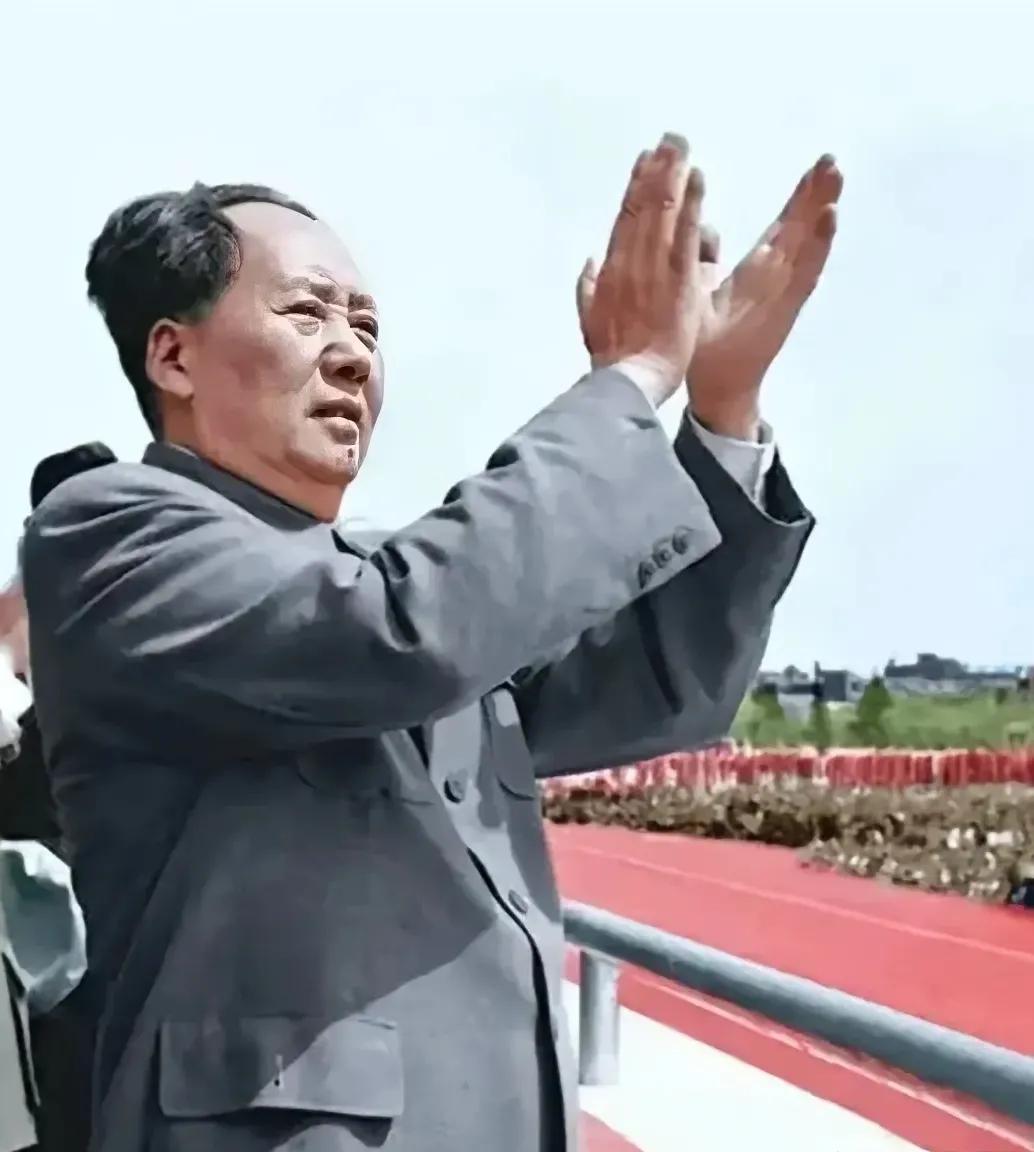 毛主席说：“必须明白：群众是真正的英雄。”