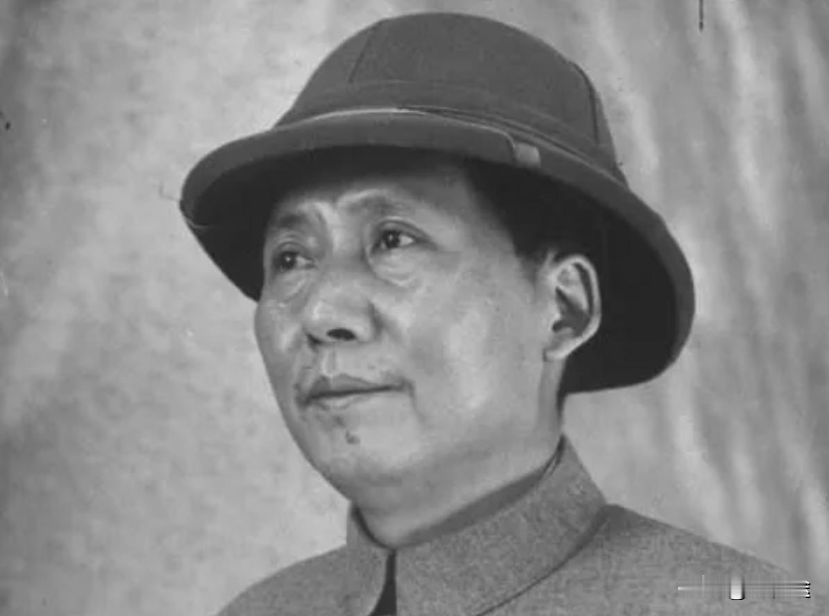 “重庆谈判”时，毛主席不戴帽子，周恩来非要让主席戴了一顶灰色的“奇怪”帽子，其背