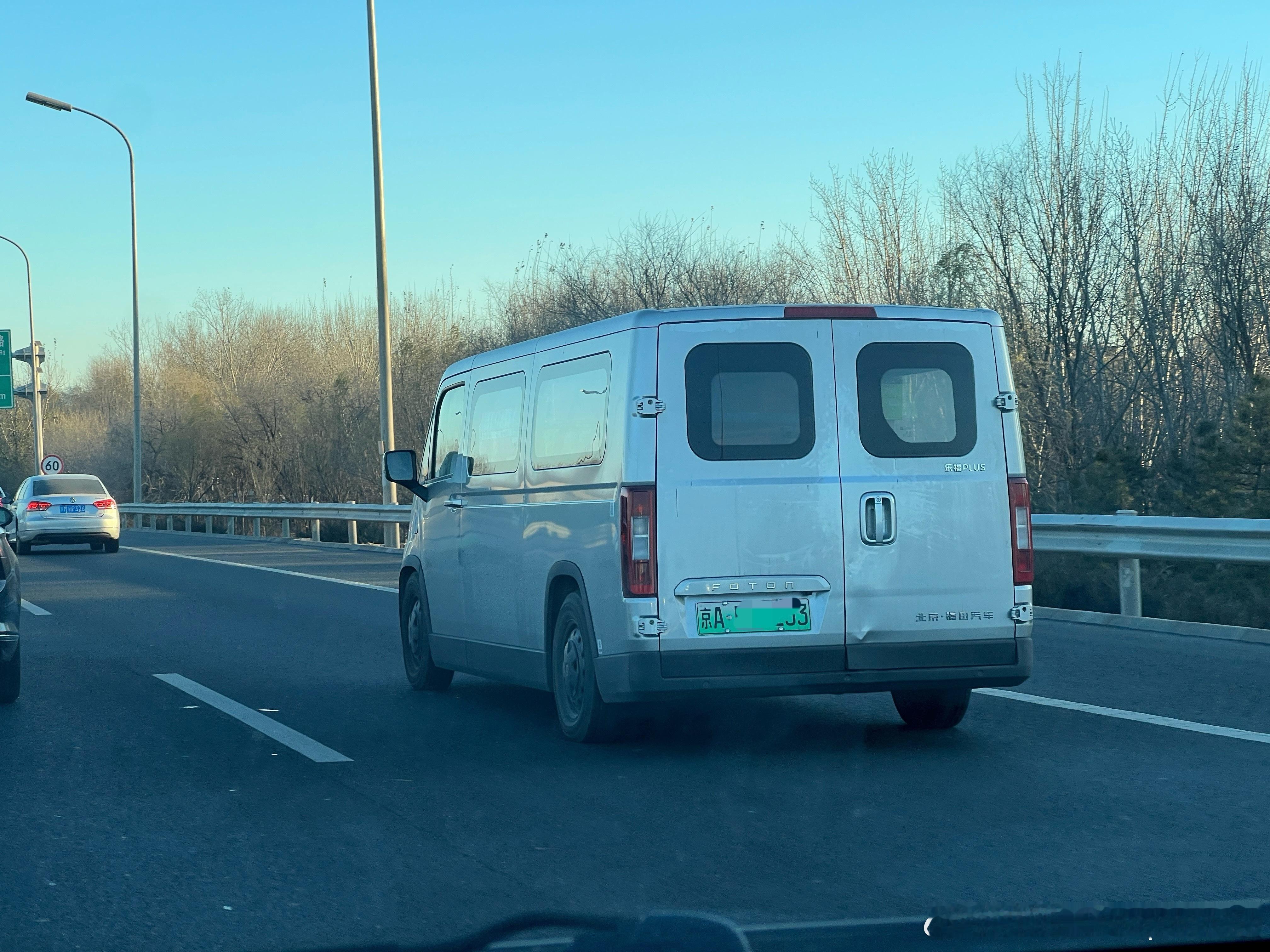 五环路上经常能看见福田乐福Plus。多数都是小箱货属性。我个人觉得，这车你说它有