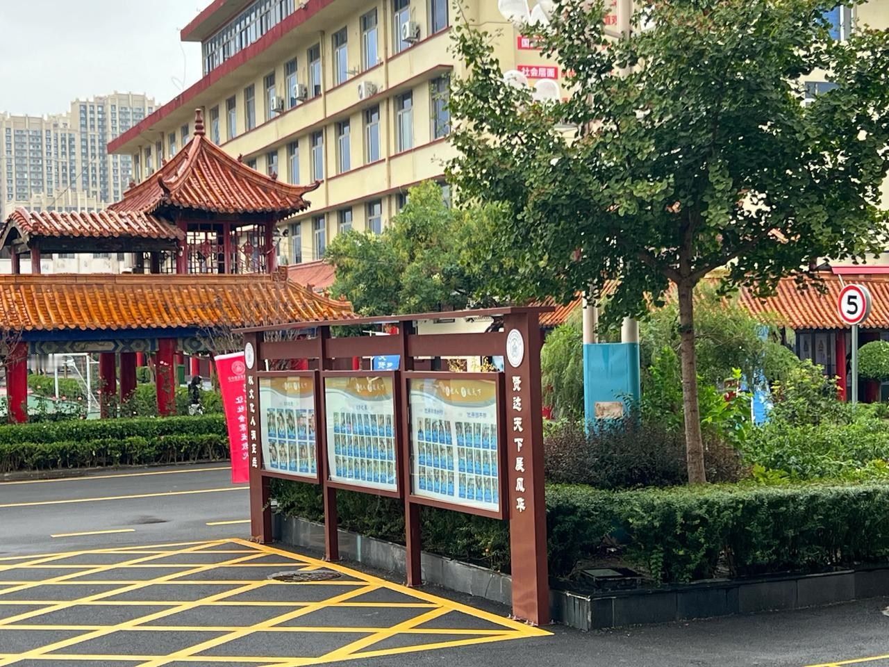 昨天晚上，教师例会散场时，一位老师说：想当班主任？先要有个好身体，否则，你还真扛