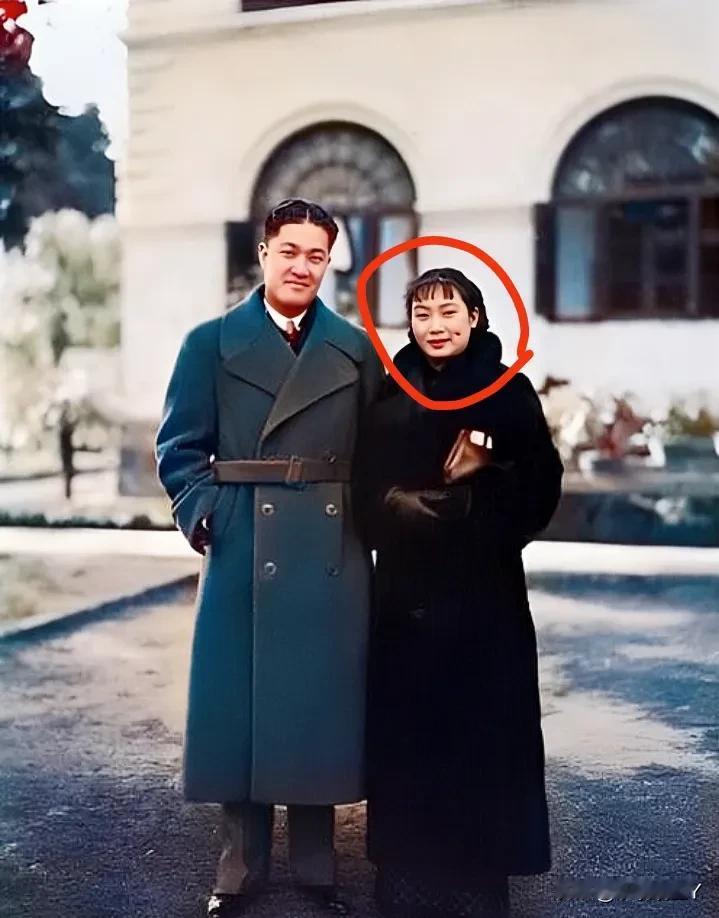 都说她年轻时美得倾国倾城，这是1936年她与丈夫在福州的一张合影老照片，这才是她