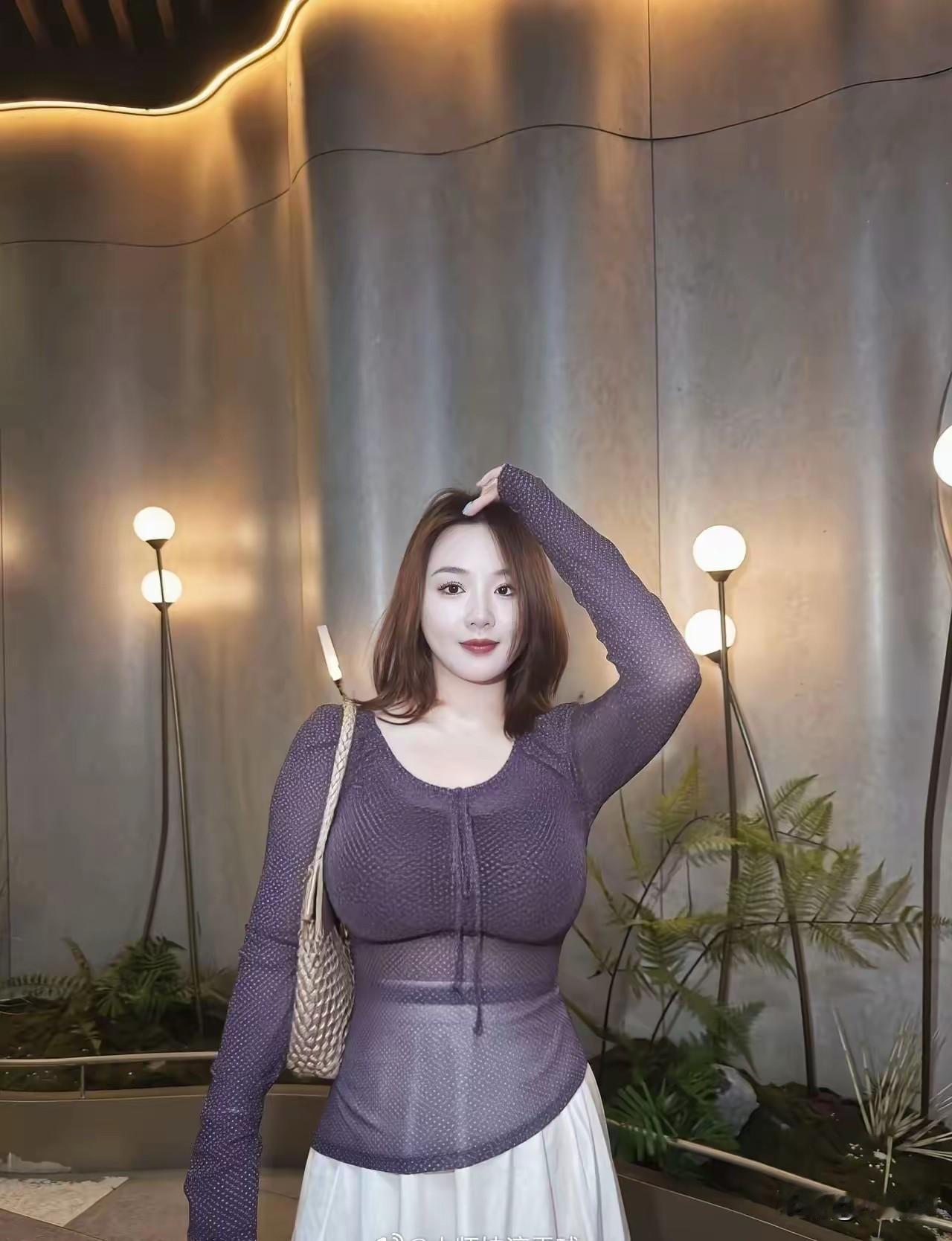 这种身材女人，年龄是个迷。18～40岁，真的很难猜，这种微胖的不显老，在40岁