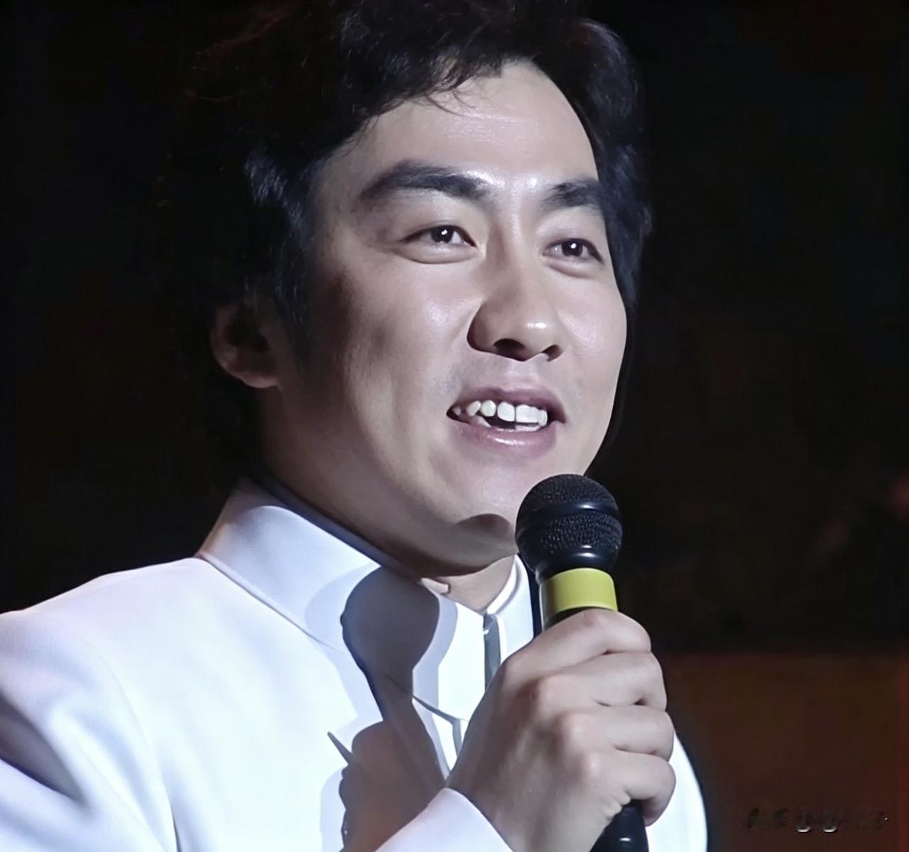 吕念祖，80年代活跃在广州的粤语歌手。1978年广州东方宾馆开了全国第一家音乐