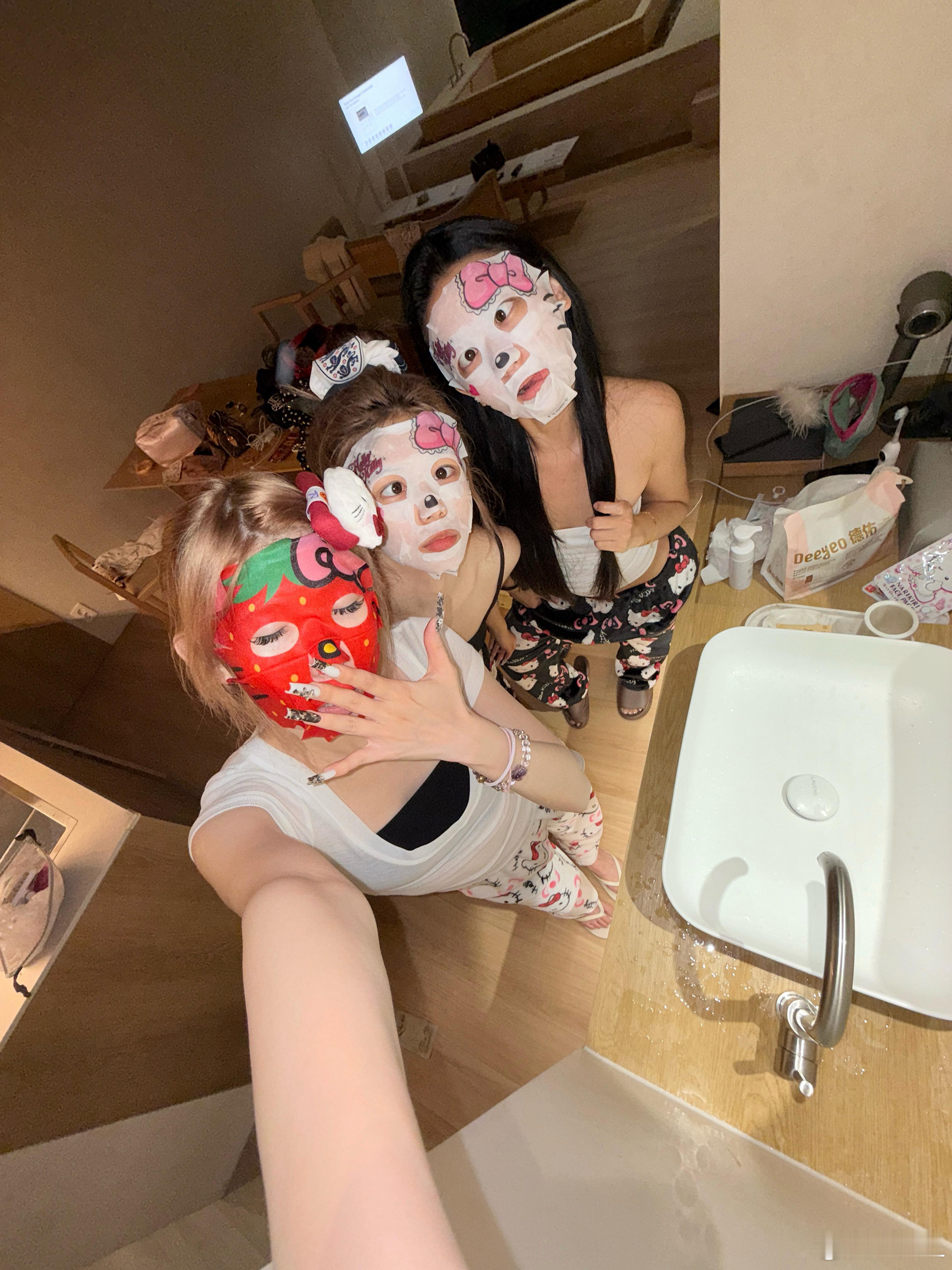 🇰🇷👭​​​