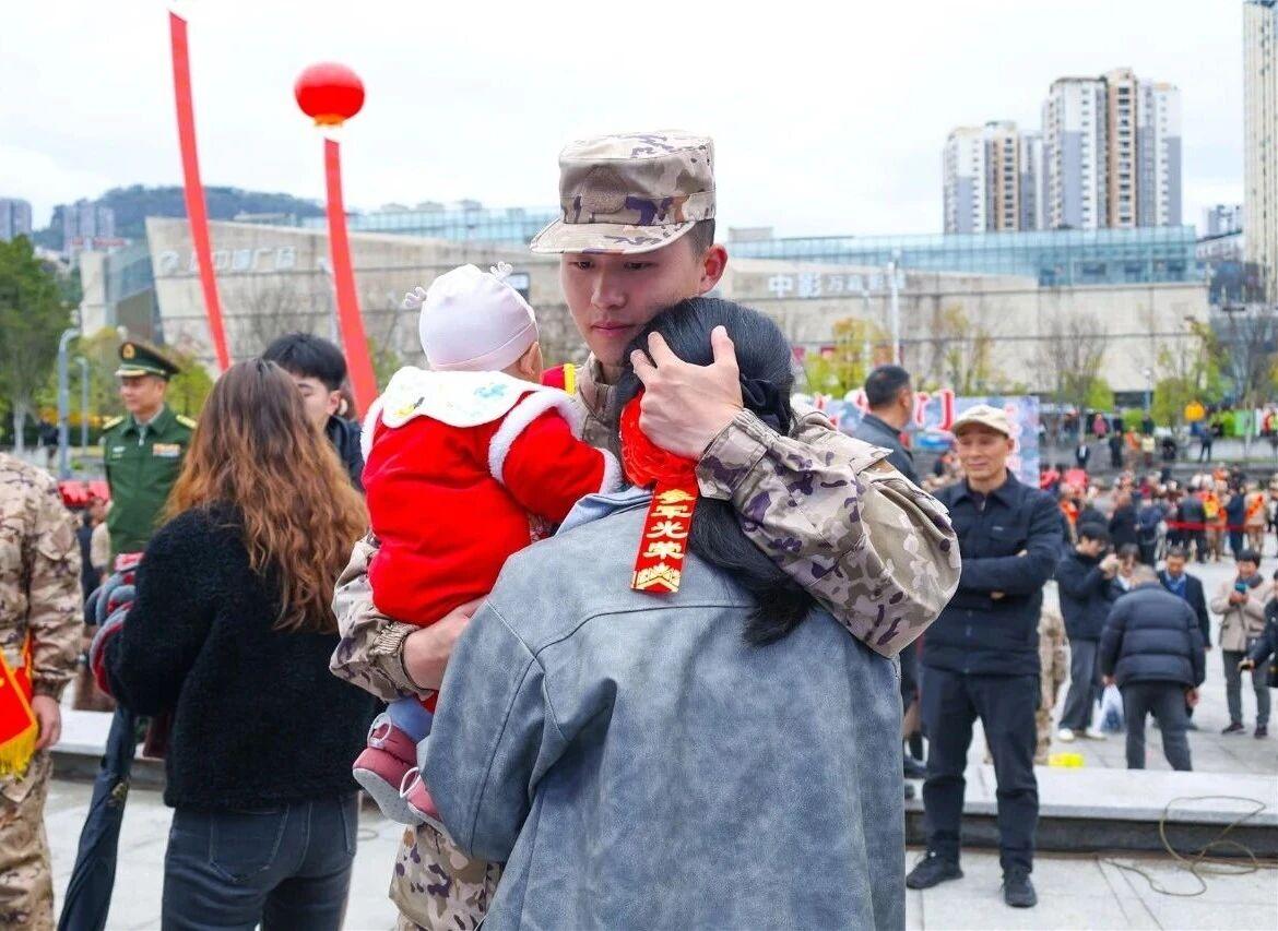 结了婚的新兵，女儿刚出生6个月3月16日，重庆云阳县，上半年新兵出征仪式现场，