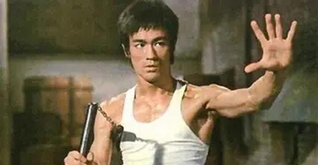 李小龙去世后，他被安葬在西雅图湖景公墓，旁边安葬的是他儿子，两个人的墓跟其它有区