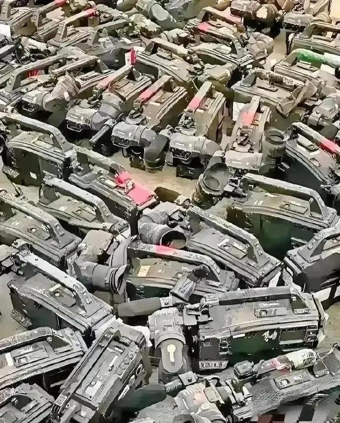 当年这些可是有钱人的玩具，如今却沦为废品一堆！