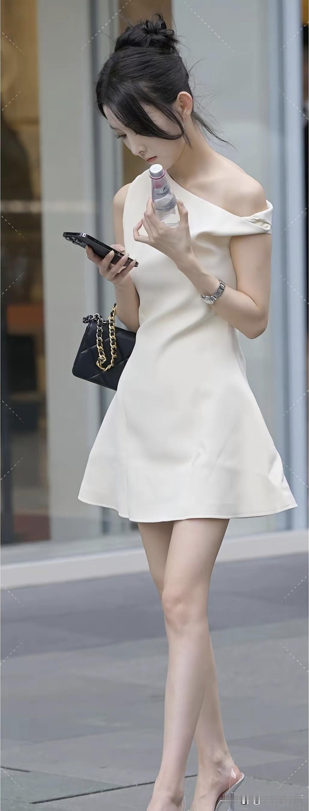 优雅白裙穿搭，手拿小包，手机相伴，都市时尚感满满！👗👜📱