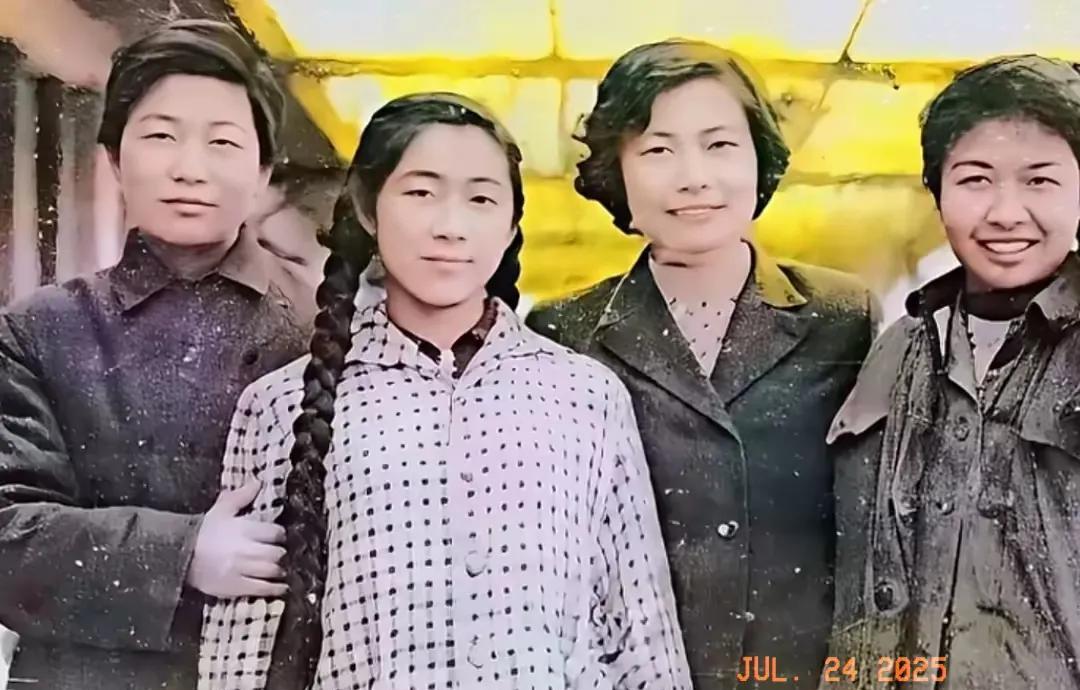 珍贵的一张照片。1961年，深圳罗湖桥头，李讷，林豆豆，聂力，陶斯亮四位革命革