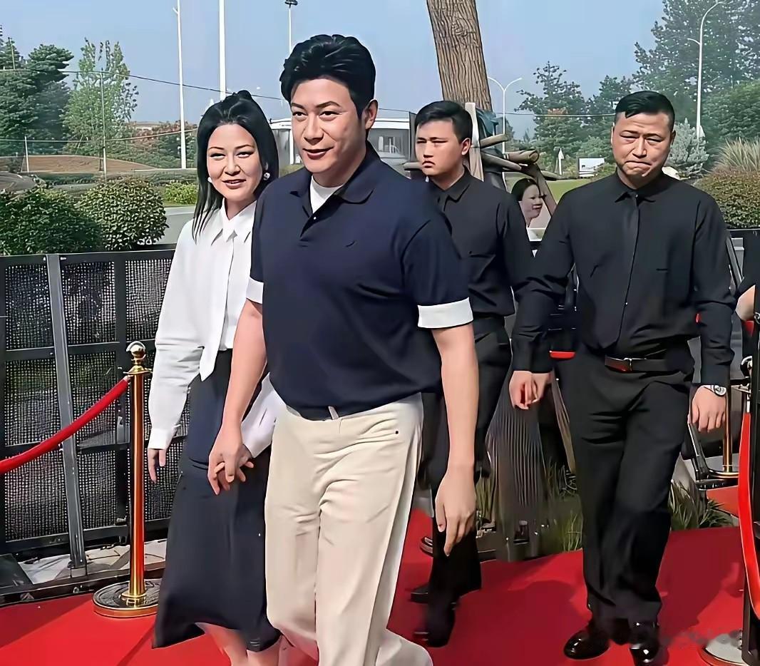 路人视角下的夫妻太真实了！脸又僵又肿，和视频里年轻自然的样子大不一样，原来电